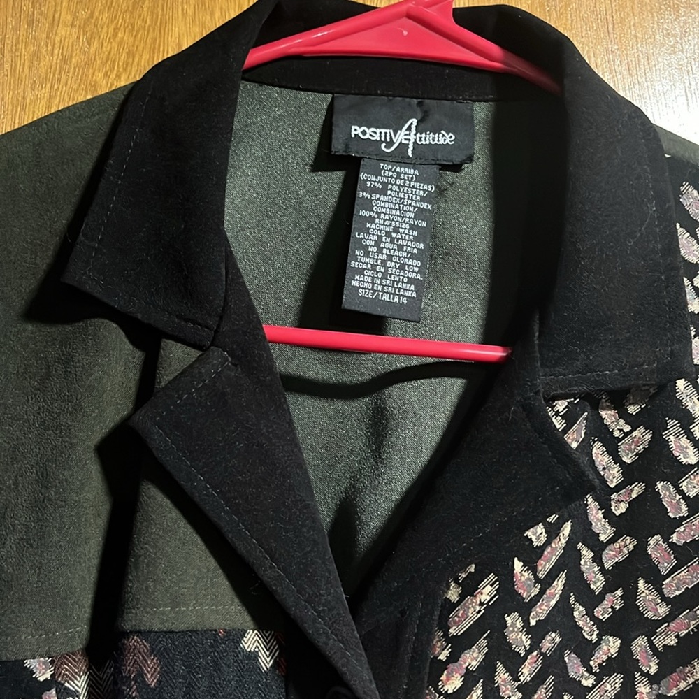 Collared Short Buttoned Shirt - Picture 4 of 5